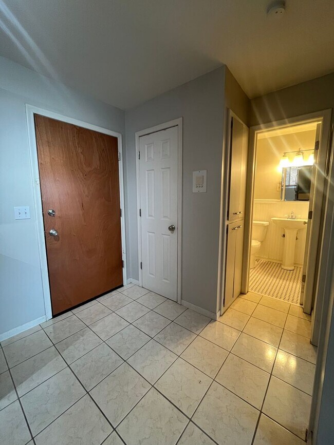 Building Photo - Fantastic 1 BR/1 BA Apartment in the Whitt...