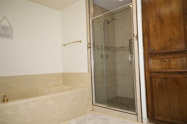 Building Photo - 9948 Twin Shores Dr