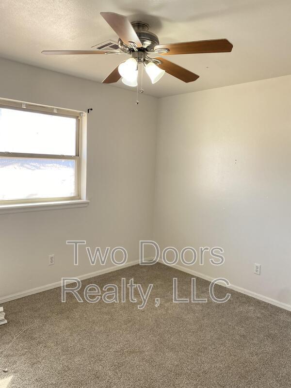 Building Photo - 304 Linda Ln
