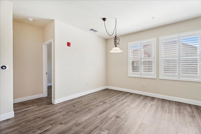Building Photo - 5350 Dunlay Dr