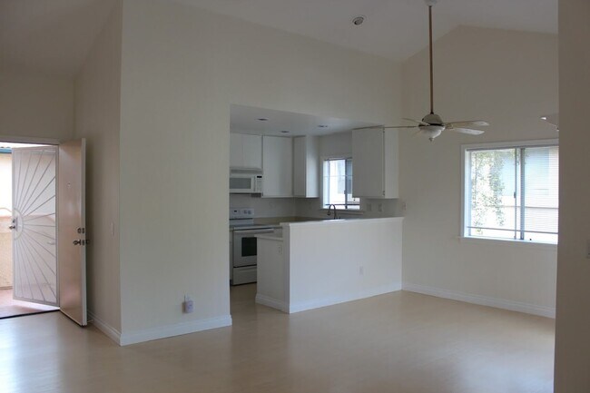 Building Photo - 2-bedroom, 2-bathroom Apartment located in...