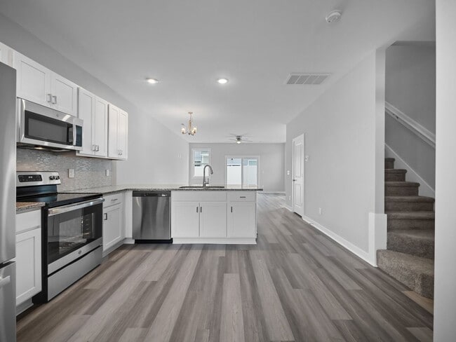 Building Photo - Large 3 story townhome near beach with community POOL and GYM!