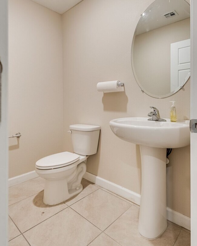 Building Photo - Modern Two-Story Townhome with Stylish Upg...