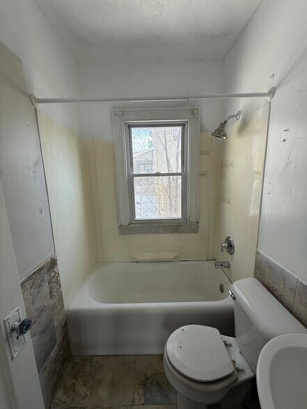 Building Photo - 240 N 34th St