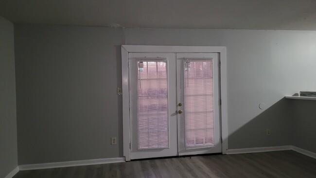 Building Photo - $300 off one month rent!!! "Cozy 2-Bed Ret...