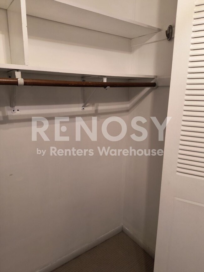 Building Photo - Available June 10th 2 Bedroom 1 Bath Condo in Minneapolis