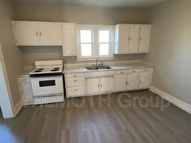 Building Photo - 510 W 5th St