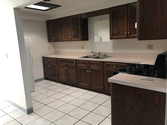 Building Photo - X-Large One Bedroom ground level apartment...