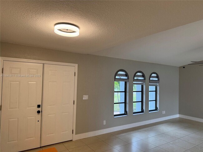 Building Photo - 1520 SE 20th Ct