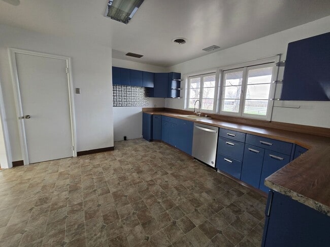 Building Photo - 4 bed, 3 bath house in the country