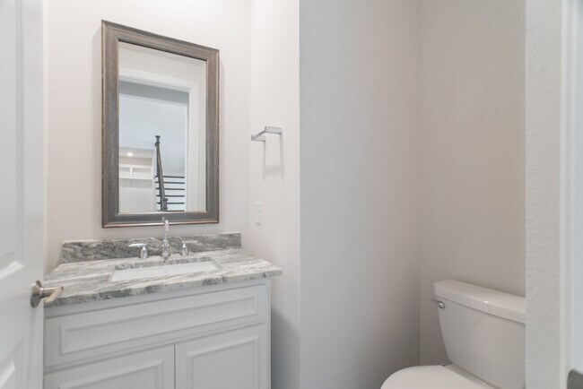 Building Photo - 11 Mariposa Wds Dr