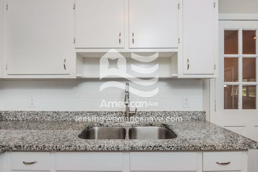 Building Photo - 5862 Blueridge Dr