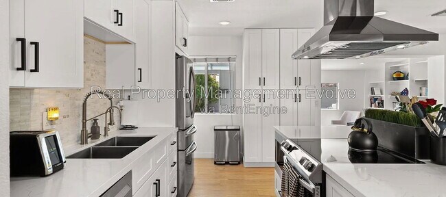 Building Photo - 8631 E Jackrabbit Rd