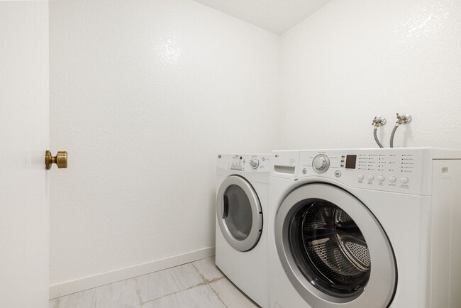 Building Photo - Cozy Redmond 2 Bedroom 2 Bath Condo