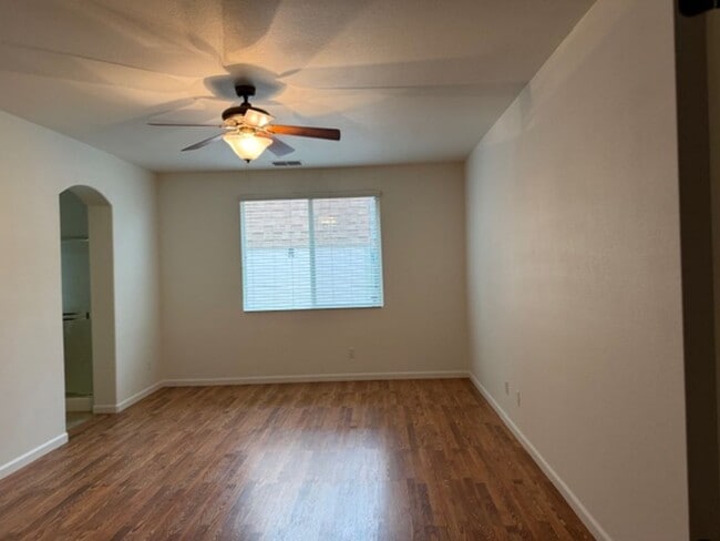 Building Photo - 4 Bed/ 3 Bath House