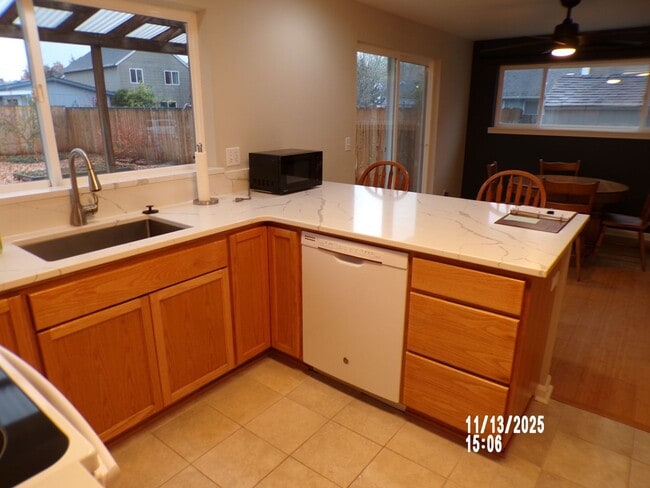 Building Photo - Charming house close to parks