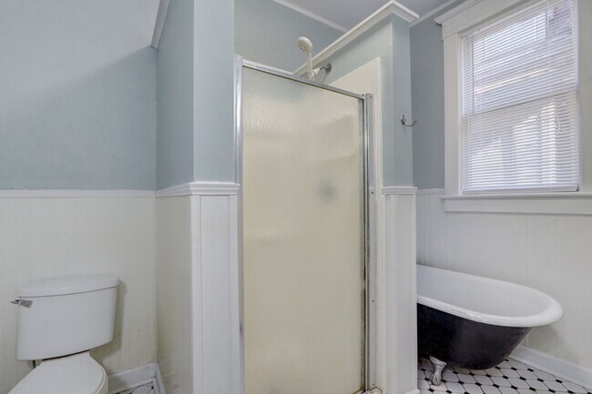 Building Photo - Large Historic Three (of four) Bedroom Apartment