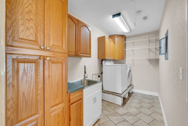 Building Photo - Norfolk