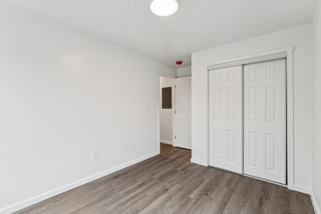 Building Photo - 913