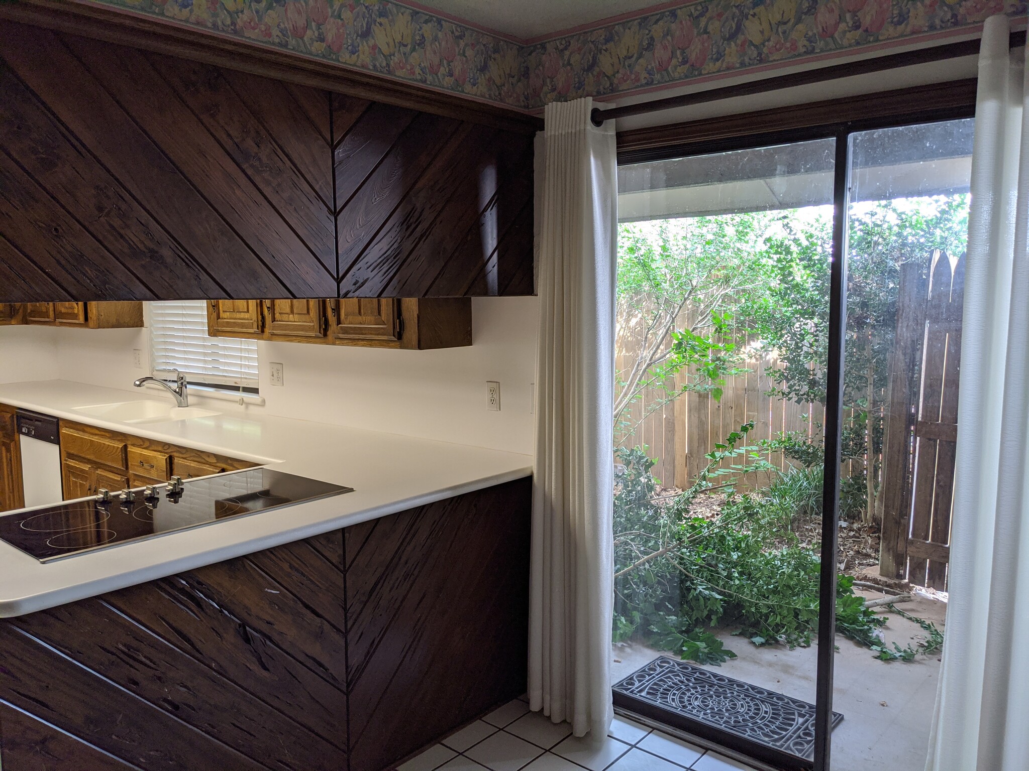 Breakfast area with patio door to backyard - 205 N Easy St