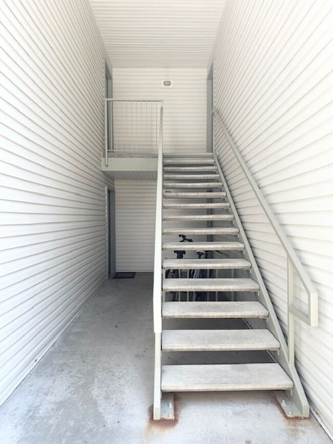 Building Photo - Affordable living at Westside Apartments!