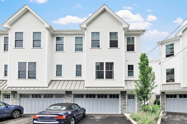 Building Photo - 888 Oldfield Road