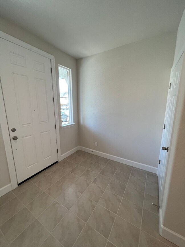 Building Photo - Newer 4 Bedroom Solar Home in Rocklin! Easy Access to I-80!