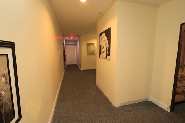 Building Photo - 32 W Market St