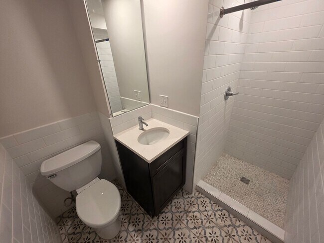 Building Photo - Newly Renovated 3 Bed Apartment *MOVE-IN S...