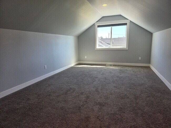 Building Photo - 1702 Aaron Dr