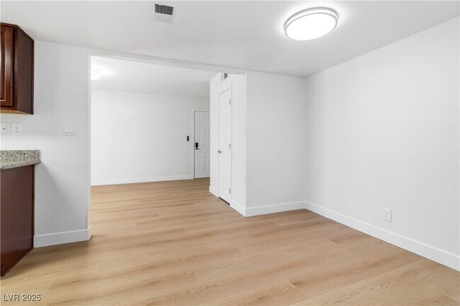 Building Photo - 5060 Indian River Dr