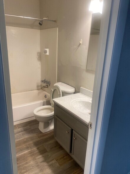 Building Photo - 141 Governors Dr