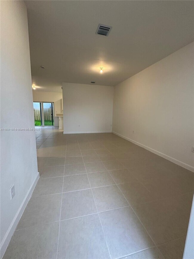 Building Photo - 2546 SE 27th Dr