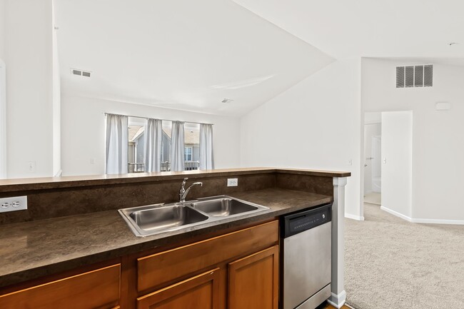 Building Photo - MOVE IN READY 2 BED 2 BATH!