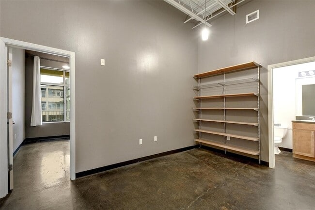 Building Photo - 2401 E 6th St