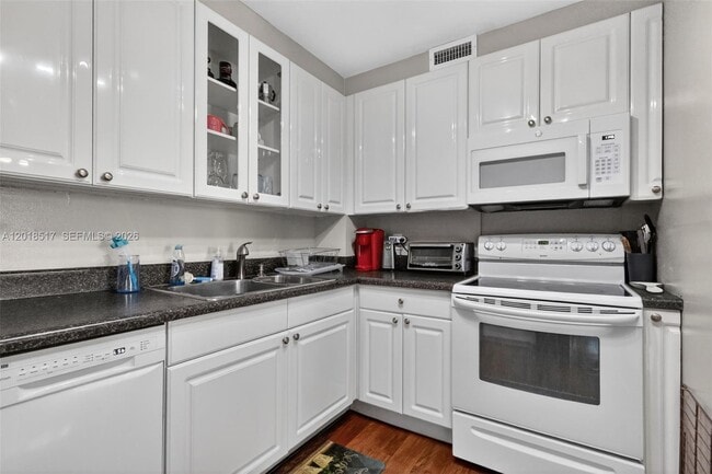 Building Photo - 401 Golden Isles Dr