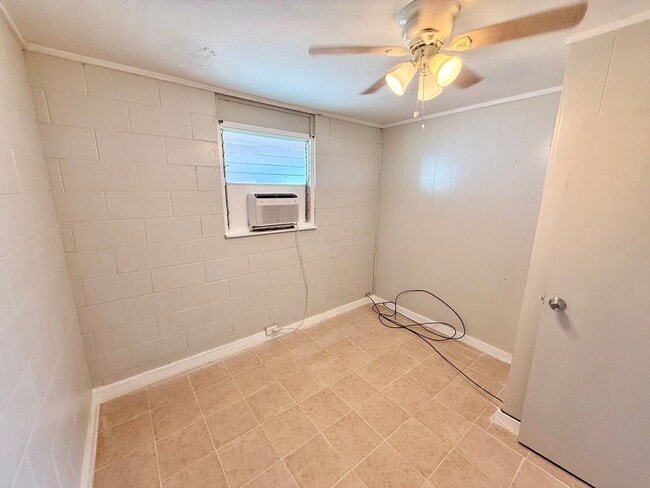 Building Photo - 4 Bedroom / 1 Bath House for Rent in Wailuku!