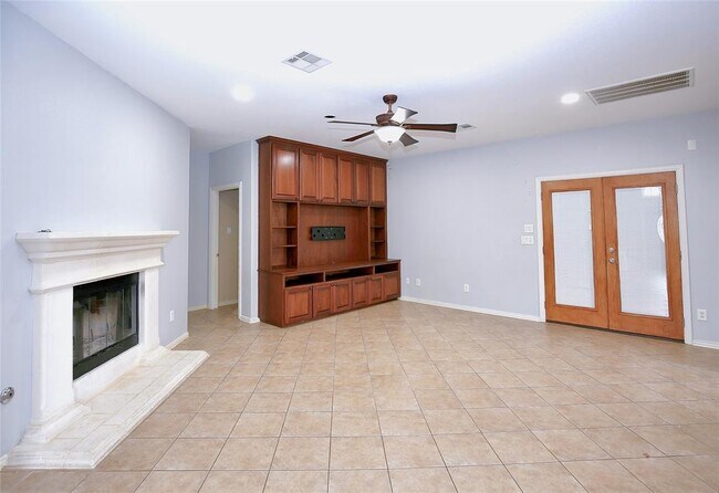 Building Photo - 2002 Singing Hls