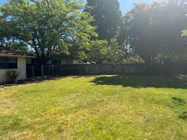 Building Photo - SINGLE LEVEL HOME CLOSE TO ASANTE HOSPITAL...