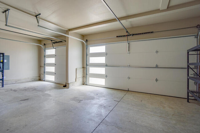 Building Photo - NEWER FOUR BEDROOM NEAR HAZEL DELL