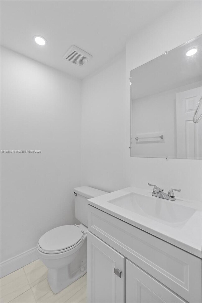 Building Photo - 9373 Fontainebleau Blvd