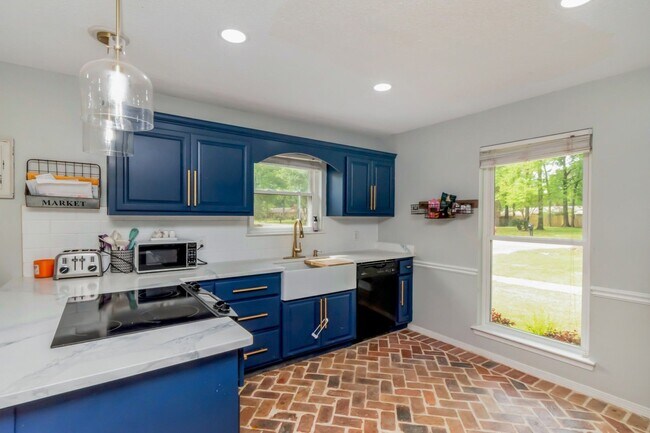 Building Photo - Great house with a pool in Satsuma!