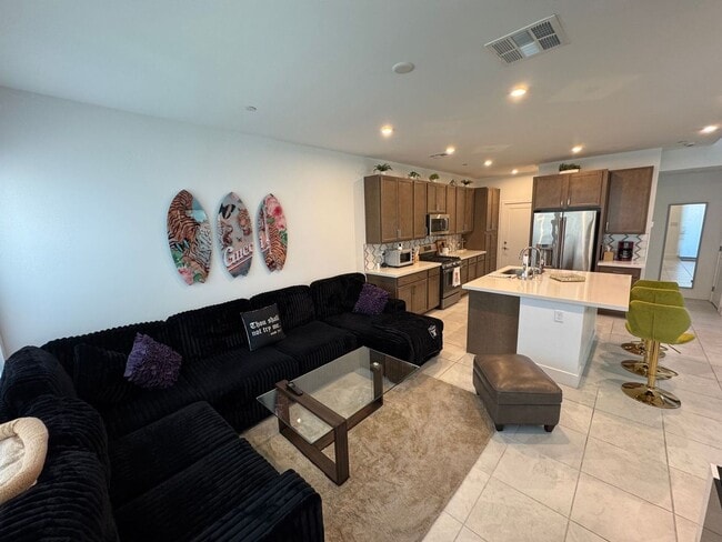 Building Photo - Modern Furnished 3 Bedroom Townhome in Pri...