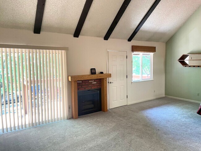 Building Photo - Town home for rent in The Aspens townhome neighborhood 2b, 1 bath