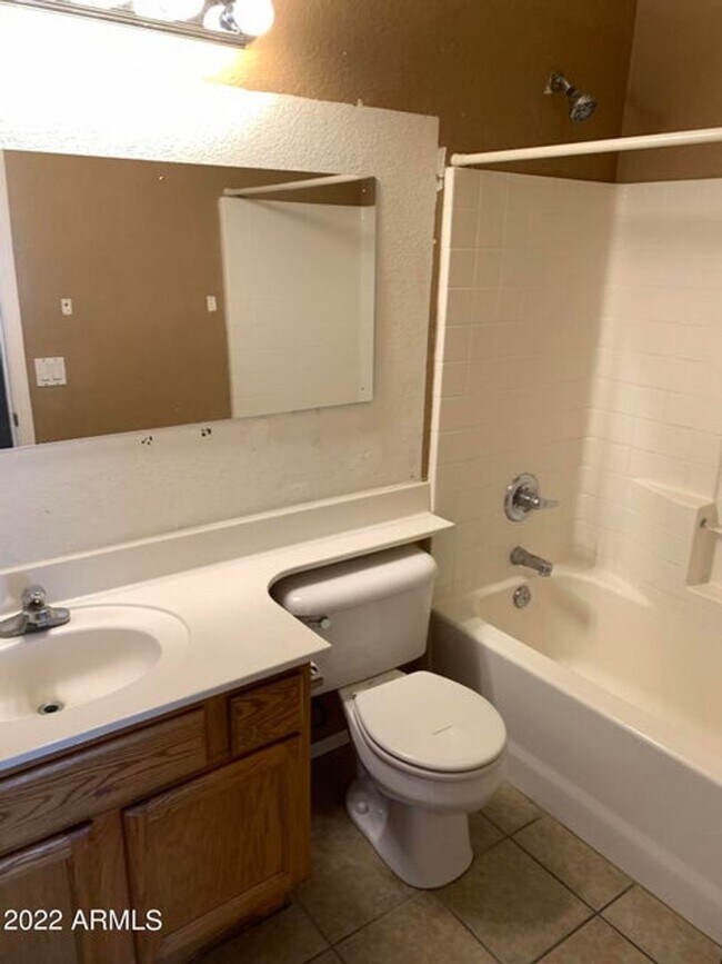 Building Photo - Charming 4 bed, 2 bath home on the golf co...