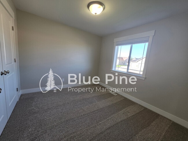Building Photo - 4589 Blackstone Dr