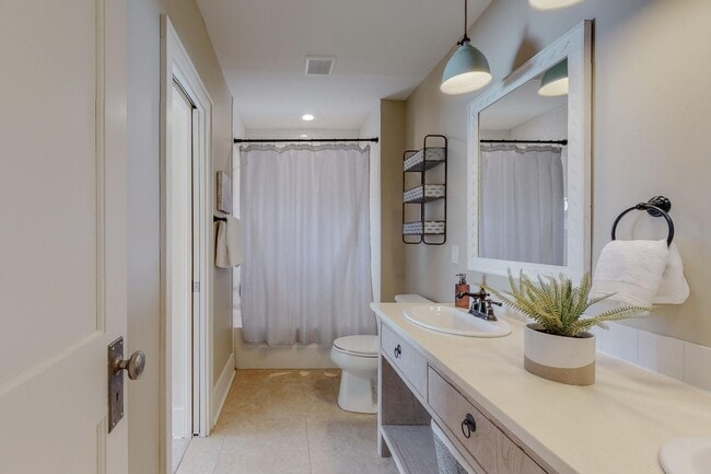 Building Photo - 1610 Las Lomas Rd NE