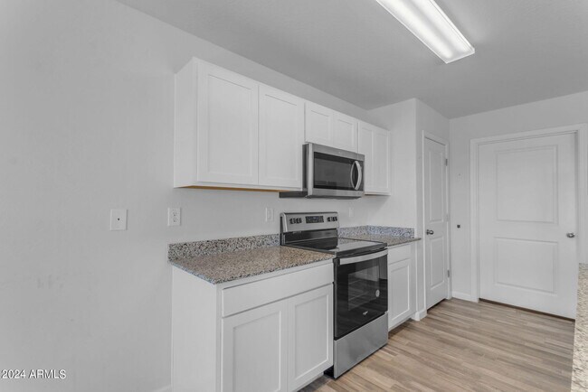 Building Photo - 1213 W Elm Ave