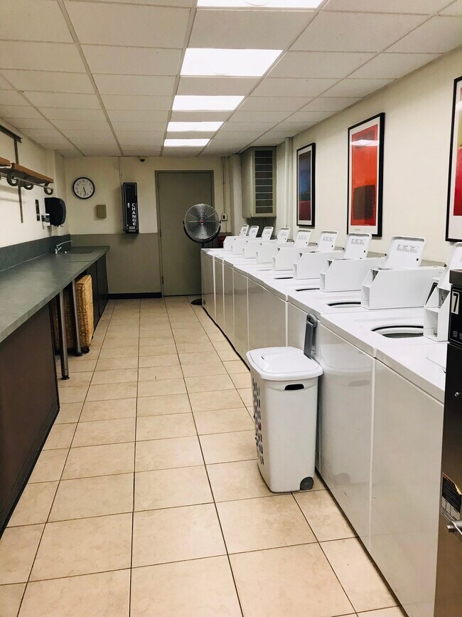 Laundry room - 5701 N Sheridan Rd