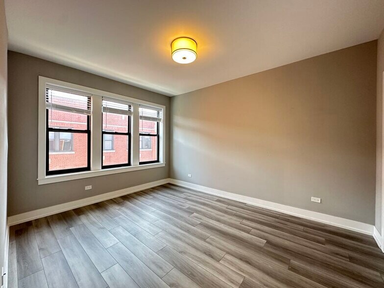 Building Photo - 3943 N Janssen Ave